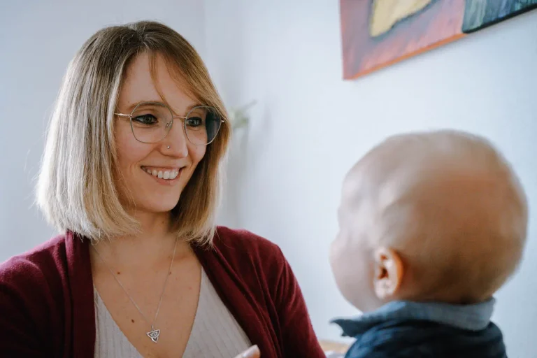 Junge Mutter mit ihrem Kind, das nur von hintern zu sehen ist