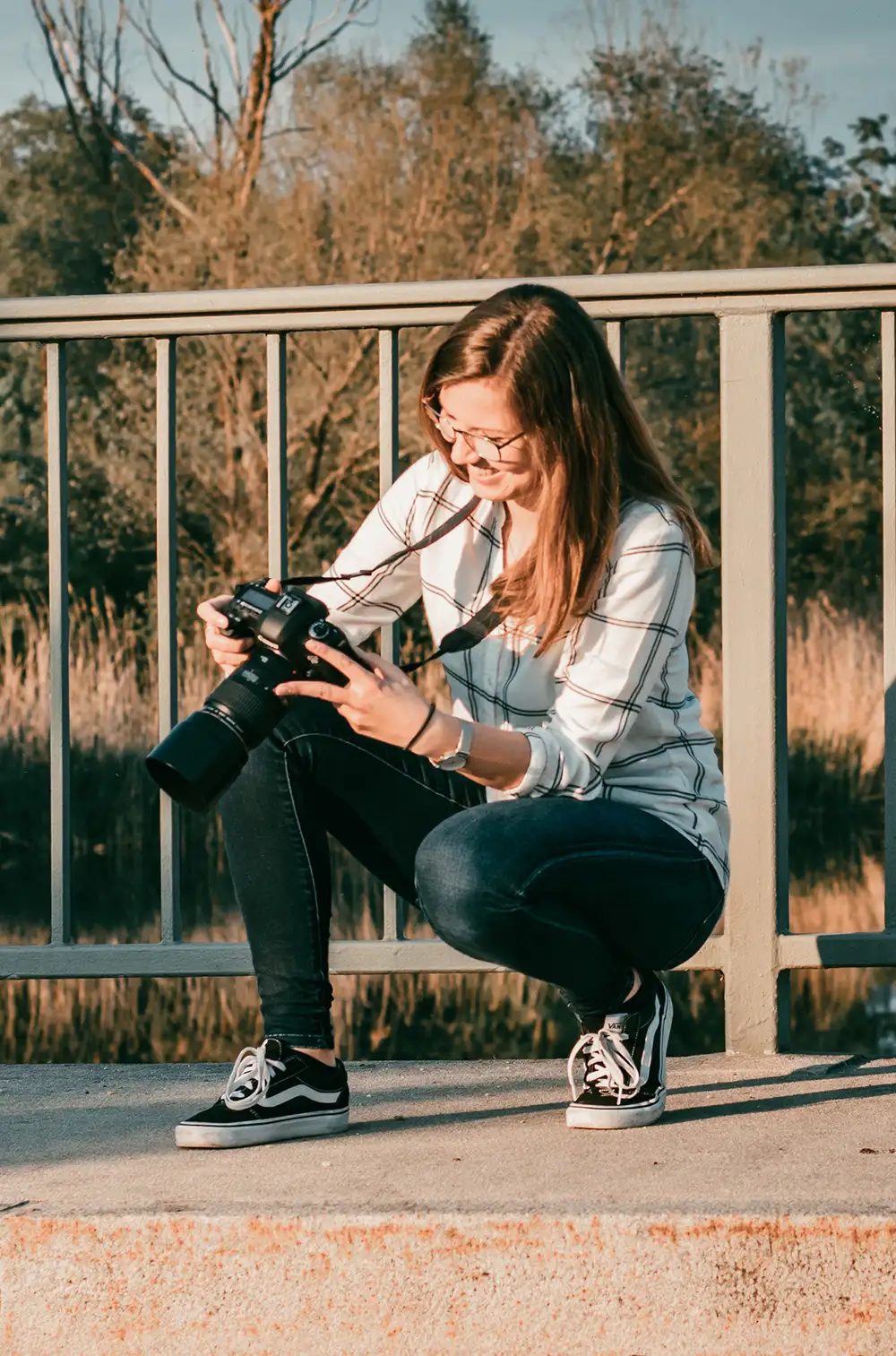 Portrait der Fotografin, ihr Blick ist auf die Kamera gerichtet.