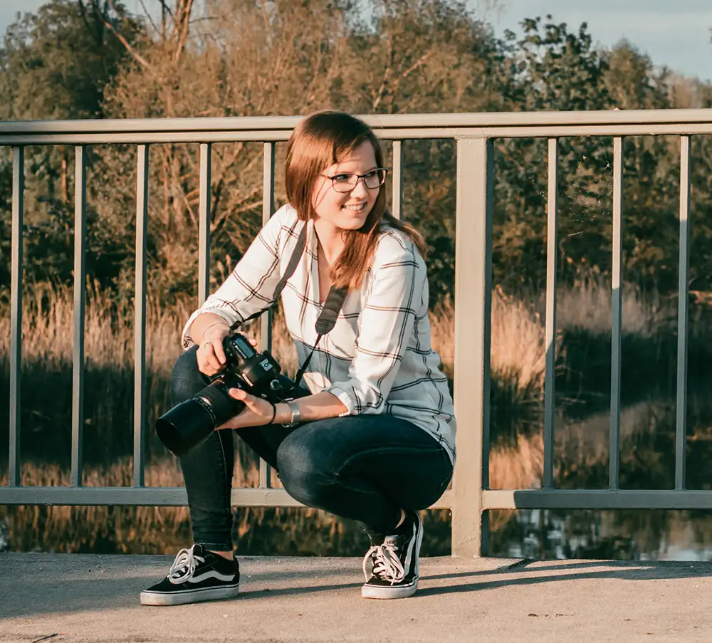 Portrait der Fotografin bei einem Shooting, ihr Blick geht in die Ferne.