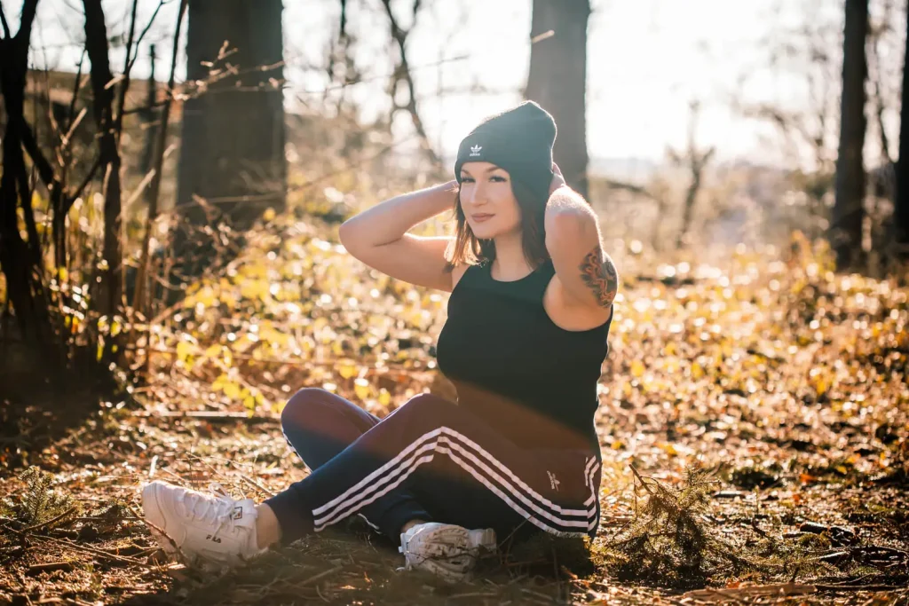 Portrait einer jungen Frau im Wald