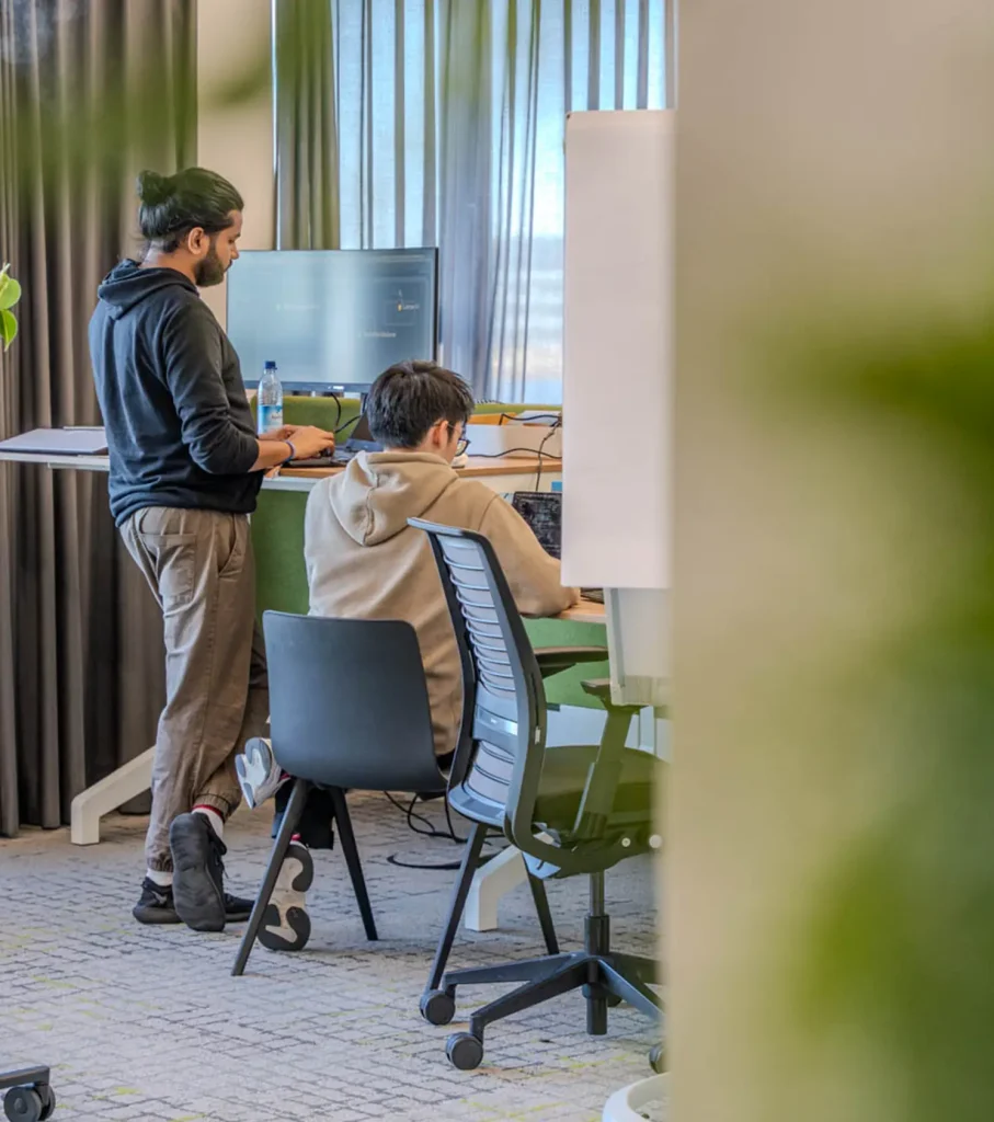 Konzentrierte Teilnehmer vom XIBIX Hackathon in ihre Arbeit vertieft